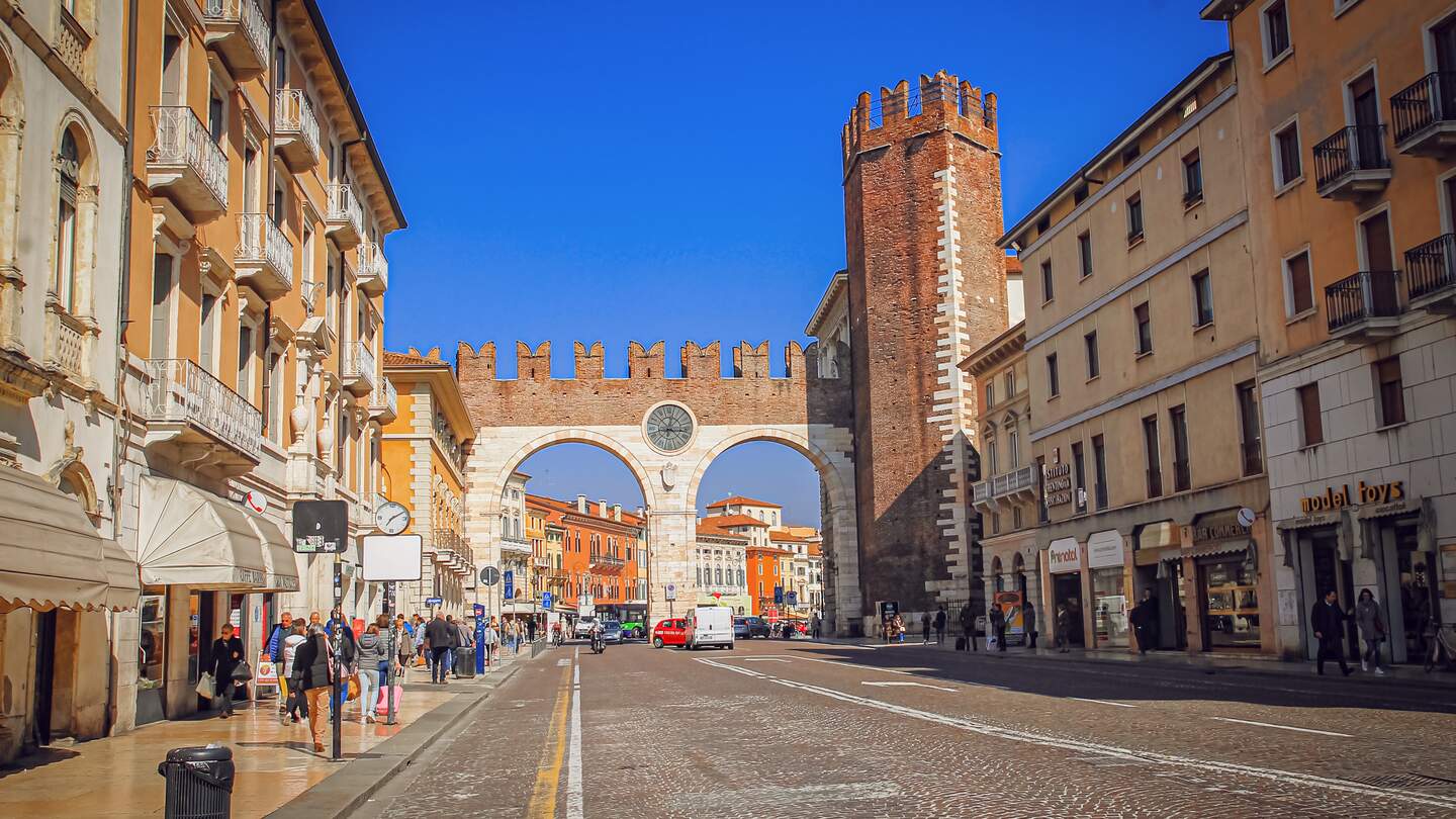 Blick auf Teil der Stadtmauer namens Portoni della Bra in Verona | © Gettyimages.com/Abrill_
