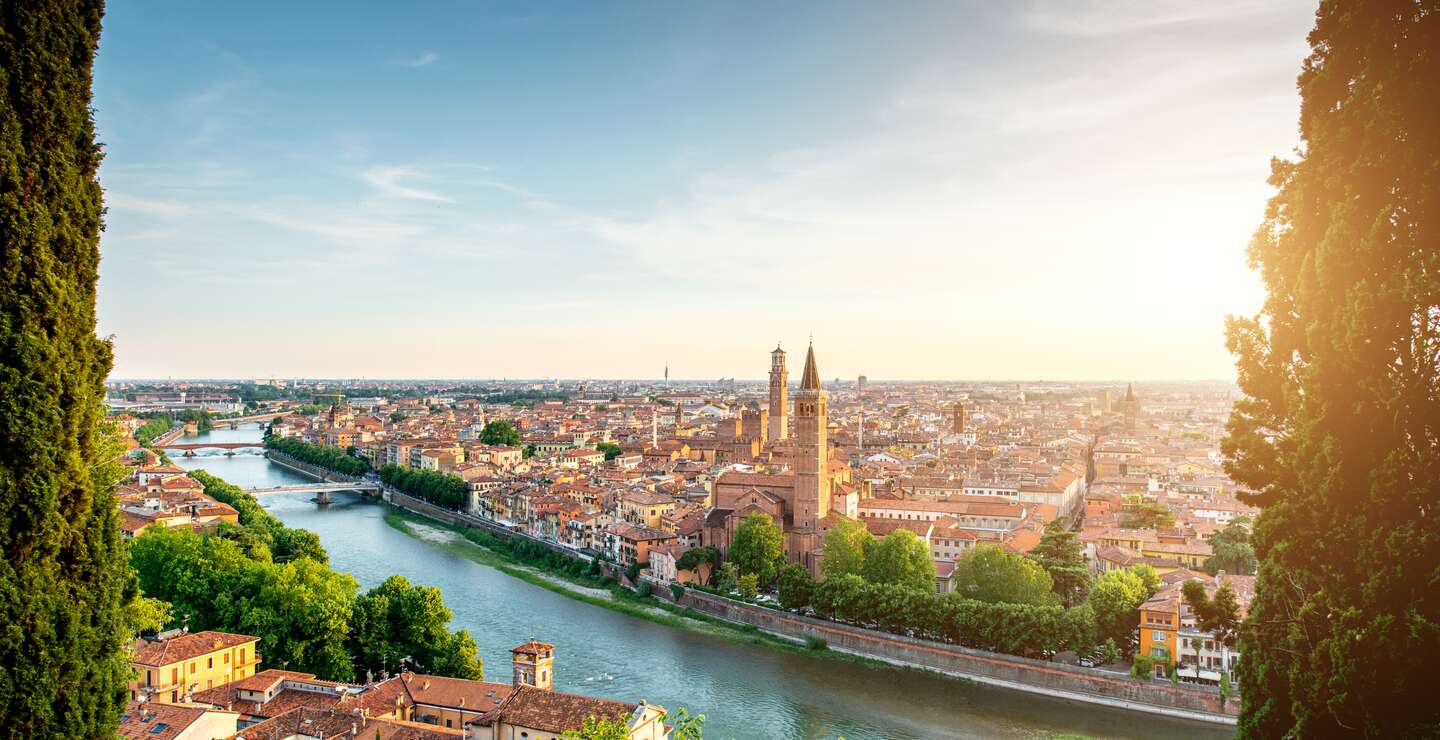 Panoramablick auf die Alstadt von Verona im Sonnenuntergang | © Gettyimages.com/RossHelen