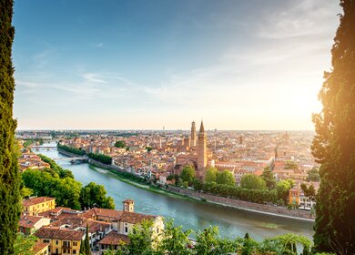 Panoramablick auf die Alstadt von Verona im Sonnenuntergang | © Gettyimages.com/RossHelen