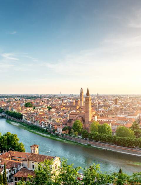 Panoramablick auf die Alstadt von Verona im Sonnenuntergang | © Gettyimages.com/RossHelen