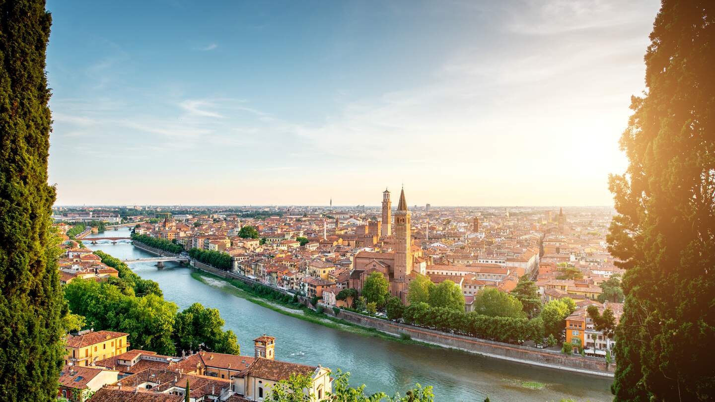 Panoramablick auf die Alstadt von Verona im Sonnenuntergang | © Gettyimages.com/RossHelen