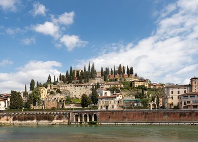Ausblick auf die Burg San Pietro an der Etsch in Verona bei gutem Wetter | © GettyImages.com/mtphoto19