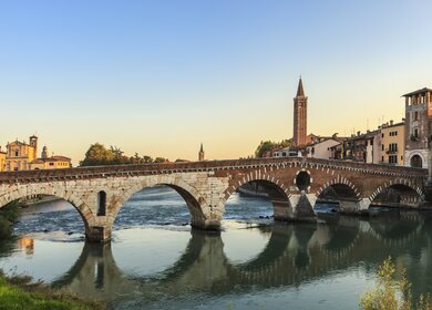 Die alte Ponte Pietra ist eine fuenfbogige Bruecke, die in Verona den Fluss Etsch ueberquert | © GettyImages.com/Flavio Vallenari