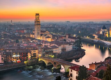 Panoramablick auf die Alstadt von Verona mit der Etsch bei Sonnenuntergang mit gefärbten Himmel | © GettyImages.com/Sean Pavone