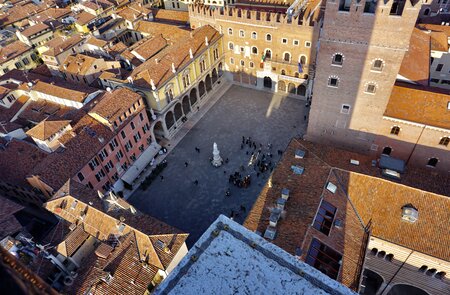 Draufsicht auf die Piazza dei Signori der Stadt Verona mit Blick auf die Daecher | © GettyImages.com/Liudmila Kiermeier