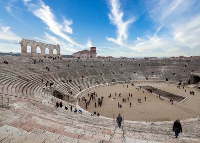 Panoramablick auf die Arena von Verona mit dem beruehmten roemischen Amphitheater, Italien | © Gettyimages.com/okfoto