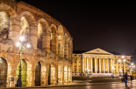 Die beleuchtete Arena und der Palazzo Barbieri in Verona bei Nacht | © Gettyimages.com/Leonid Andronov