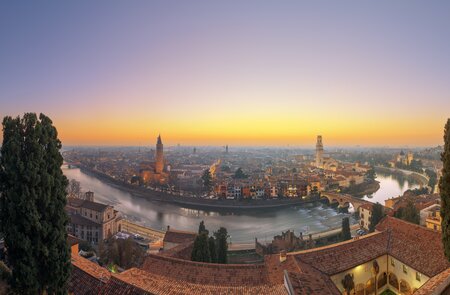 Adige River von Verona mit Blick auf das Panorama der Stadt bei Sonnenuntergang | © Gettyimages.com/Sean Pavone