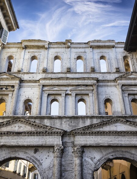 Untersicht auf die Porta Borsari, das antike römische Tor in Verona bei guten Wetter | © Gettyimages.com/ewg3D