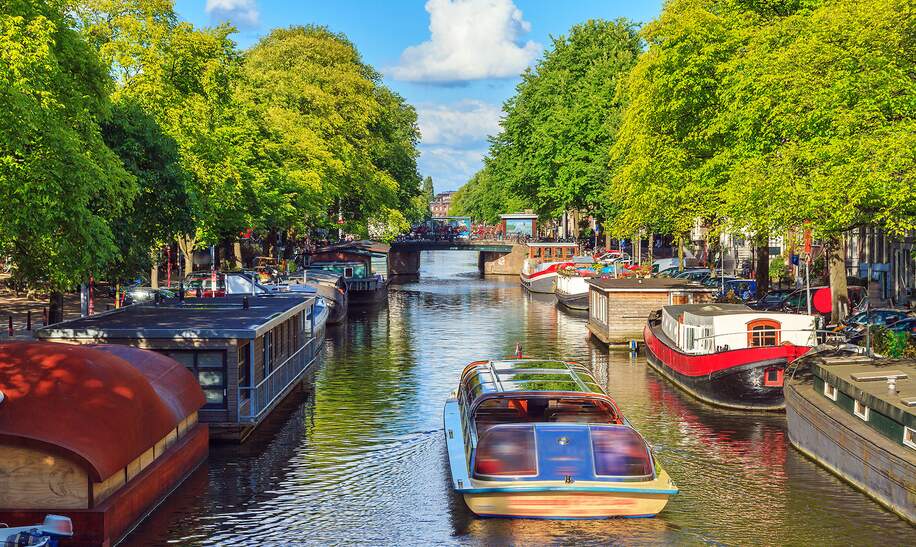 Boote in Amsterdam | ©  Gettyimages.com/dennisvdw