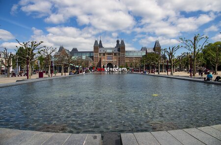 Blick auf den Brunnen des Vorplatzes des Rijksmuseums in Amsterdam | © Gettyimages.com/ziptou