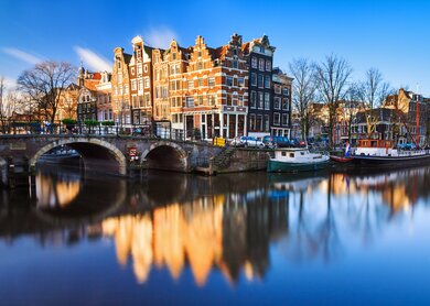 Winterlicher Blick mit blauem Himmel auf die Brouwersgracht und Prinsengracht,  UNESCO-Welterbe in Amsterdam | © Gettyimages.com/dennisvdw