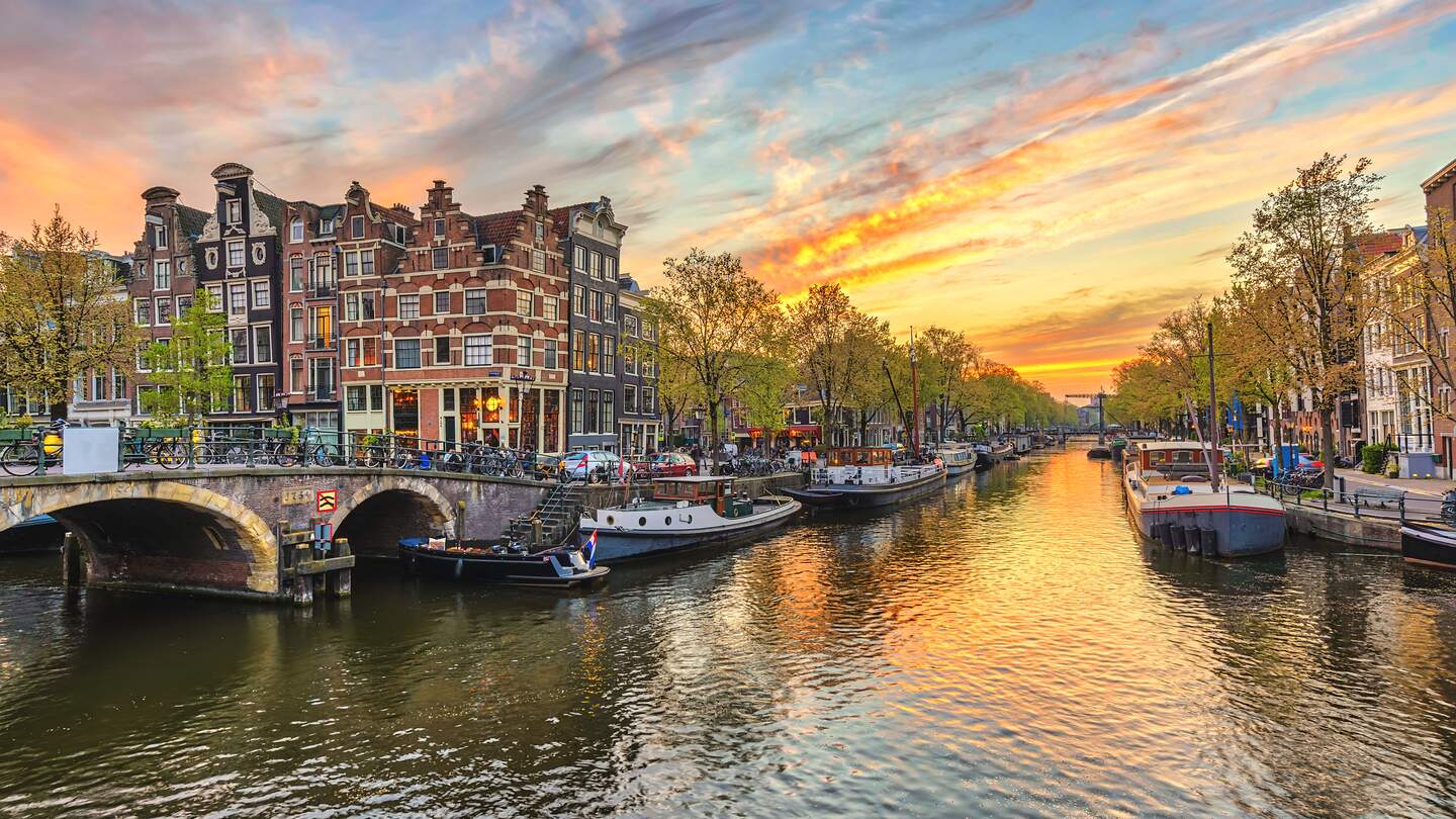 Sonnenuntergang im Fruehling in der Brouwersgracht und Prinsengracht,  UNESCO-Welterbe, in Amsterdam | © Gettyimages.com/Noppasin Wongchum