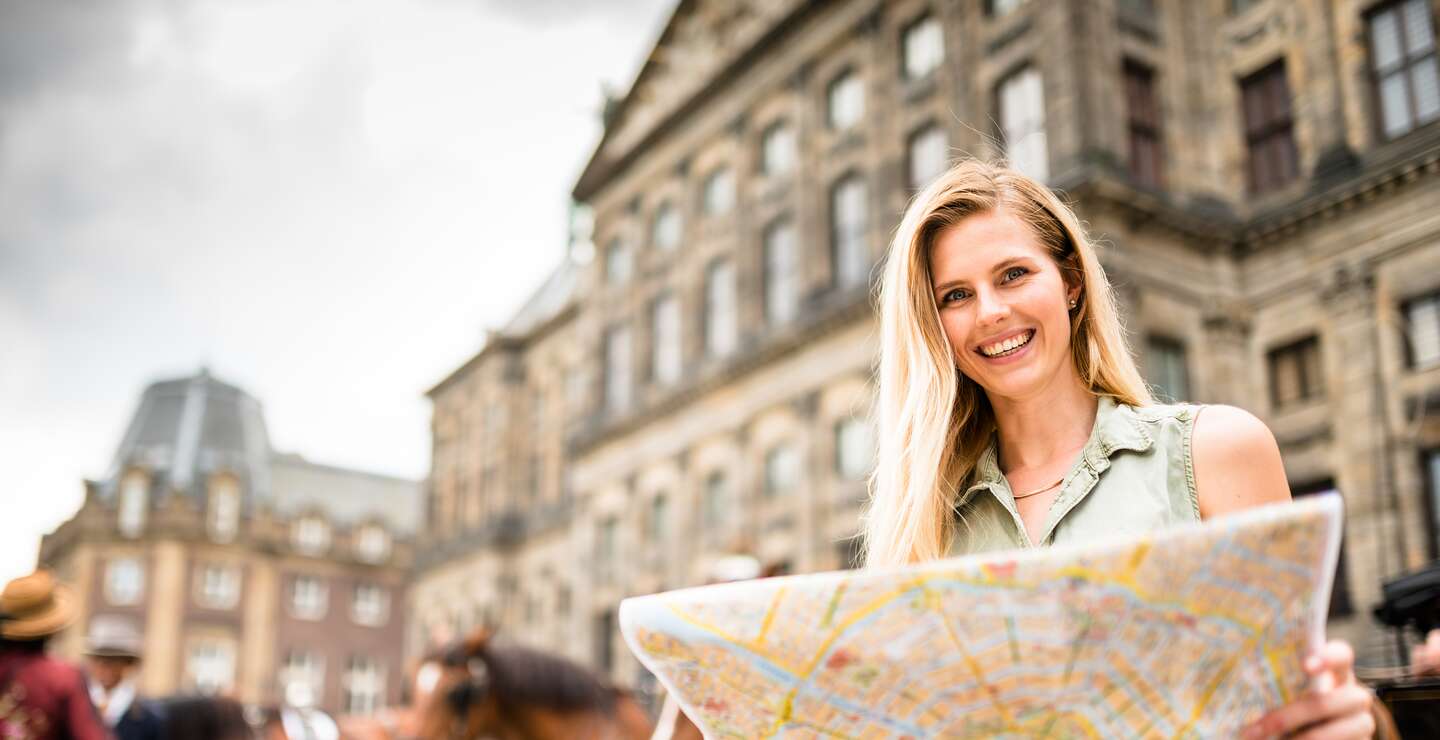 Frau schaut auf den Stadtplan | © Gettyimages.com/franckreporter