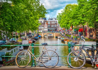 Kanal in Amsterdam mit Fahrraedern im Vordergrund | © gettyimages.com/adisa