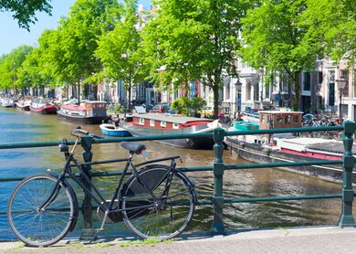 Fahrrad auf der Bruecke in Amsterdam | © gettyimages.com/Sergiyn