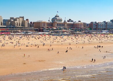 Strand von Scheveningen mit Kurhaus und Nordsee, Den Haag, Niederlande | © Gettyimages.com/nerify