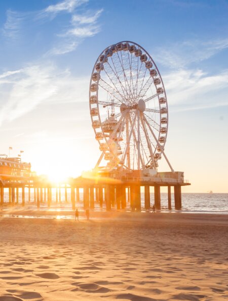 Sonnenuntergang am Strand von Scheveninge in Den Haag | © Gettyimages.com/fotolupa