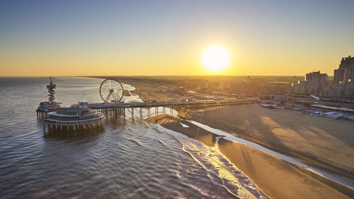 Der Pier in Scheveningen, Den Haag bei Sonnenaufgang | © Gettyimages.com/1111IESPDJ