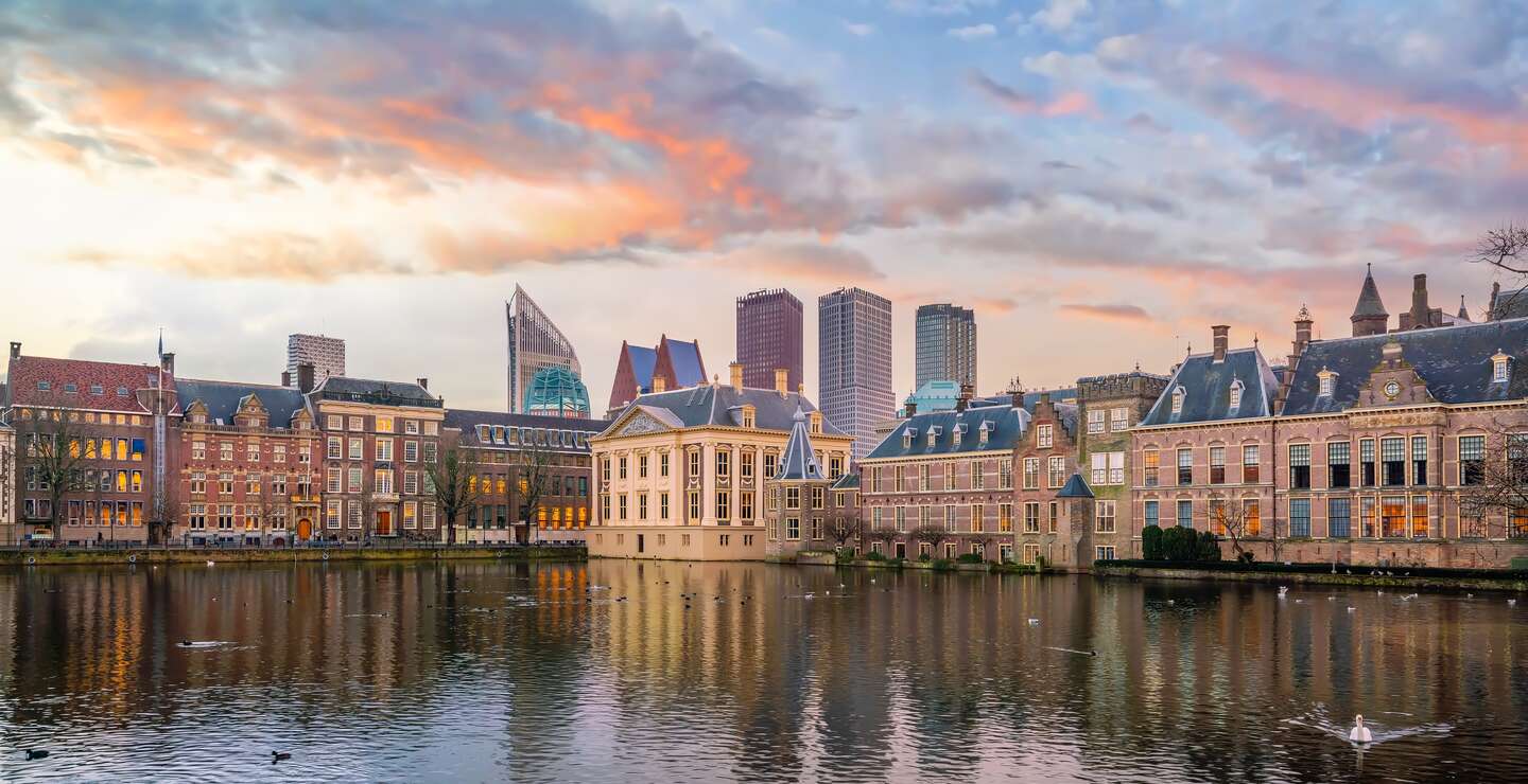 Blick auf das Parlament Burg Binnenhof in Den Haag | © Gettyimages.com/f11photo