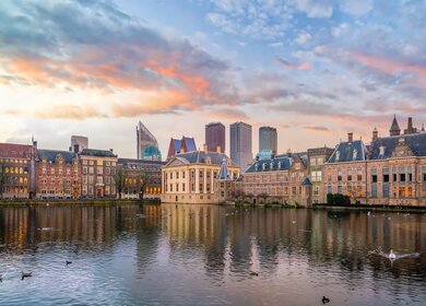 Blick auf das Parlament Burg Binnenhof in Den Haag | © Gettyimages.com/f11photo
