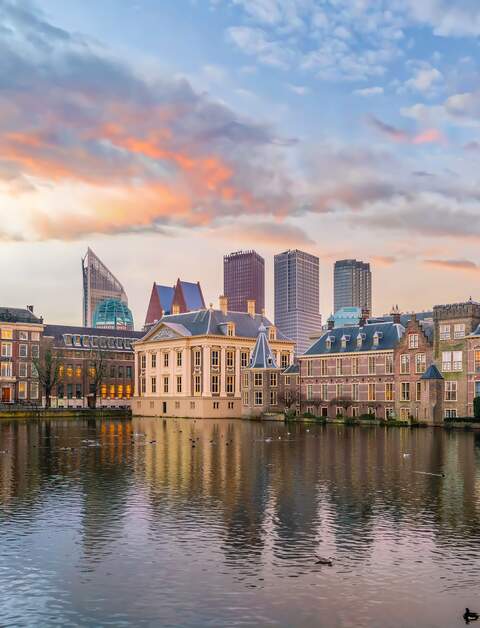 Blick auf das Parlament Burg Binnenhof in Den Haag | © Gettyimages.com/f11photo
