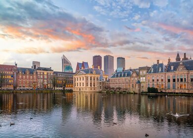 Blick auf das Parlament Burg Binnenhof in Den Haag | © Gettyimages.com/f11photo