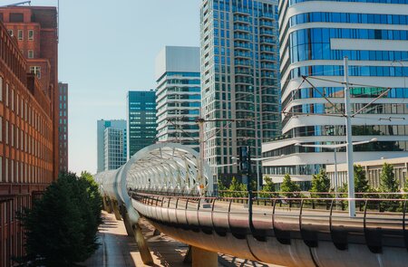 Eisenbahn durch die Innenstadt von Den Haag | © Gettyimages.com/Oleh_Slobodeniuk