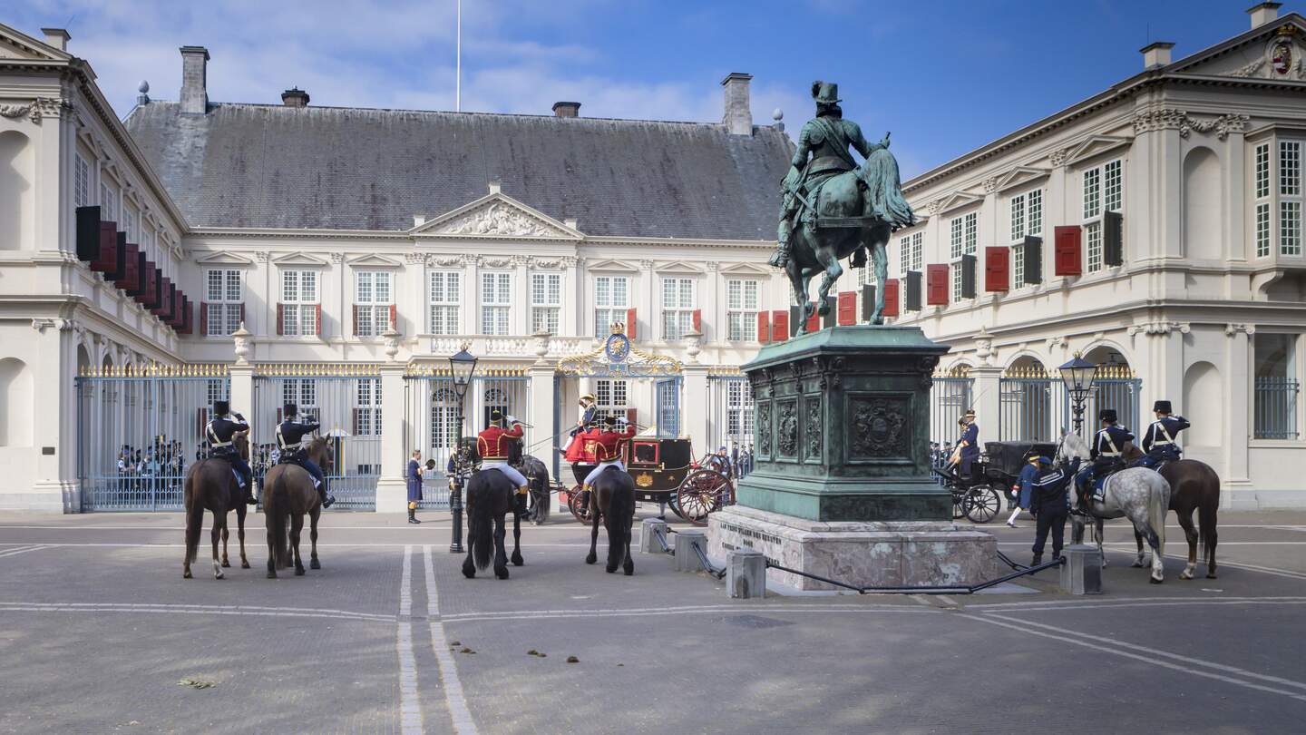 Koenigliche Kutscher bei einer Zeremonie vor dem Noordeinde-Palast am Mittwochmorgen, als neue Botschafter Koenig Willem-Alexander besuchen und ihm ihr Beglaubigungsschreiben ueberreichen | © Gettyimages.com/GAPS