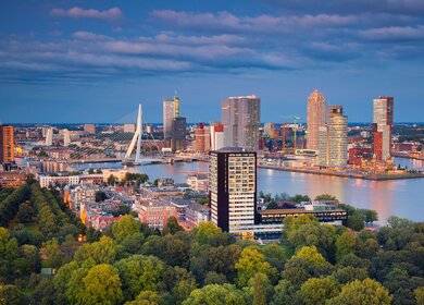 Panoramaansicht von Rotterdam bei Sonnenaufgang | © gettyimages.com/ RudolfBalaskorudi1976@gmail.com