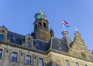 Detail des Rotterdamer Rathauses mit der niederlaendischen Flagge | © Gettyimages.com/JanJBrand