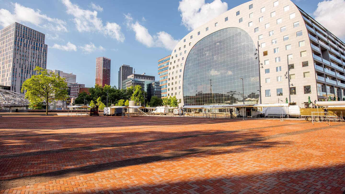 Blick auf die Markthalle von Rotterdam am Morgen | © Gettyimages.com/RossHelen