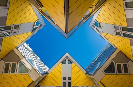 Blick auf die Kubus Haeuser in Rotterdam von unten | © Gettyimages.com/eduartphotography