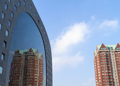 Wohnungen, die sich im gigantischen Fenster der Markthal in Rotterdam spiegeln | © Gettyimages.com/TTStock