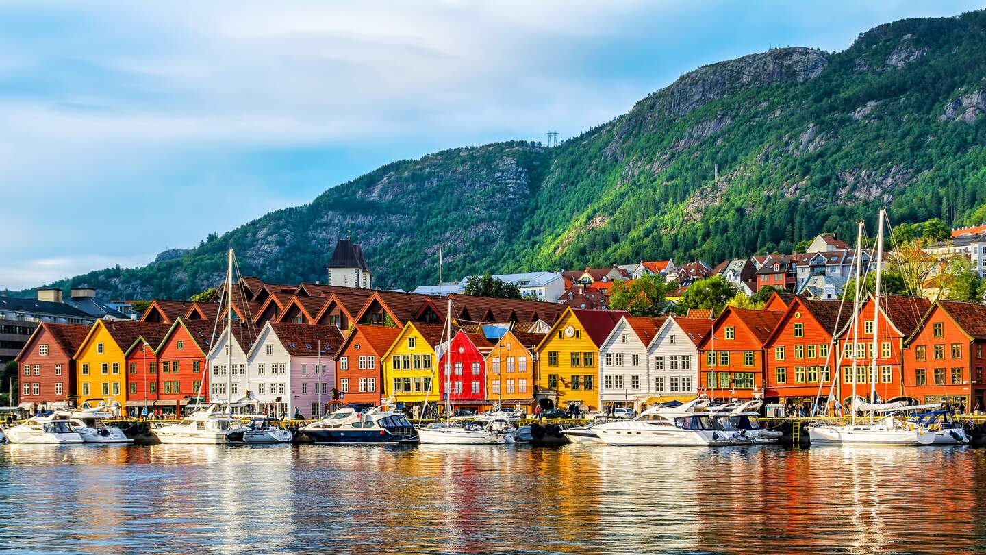 Blick auf historische Gebäude in Bryggen- Hanseatischen Kai in Bergen, Norwegen. UNESCO-Weltkulturerbe | © Elena-studio