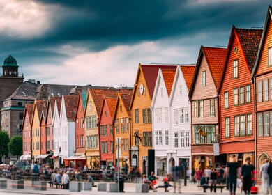  Touristen besuchen historische Haeuser In Bryggen - Hansestadt Wharf In Bergen, Norwegen | © Gettyimages.com/bruev