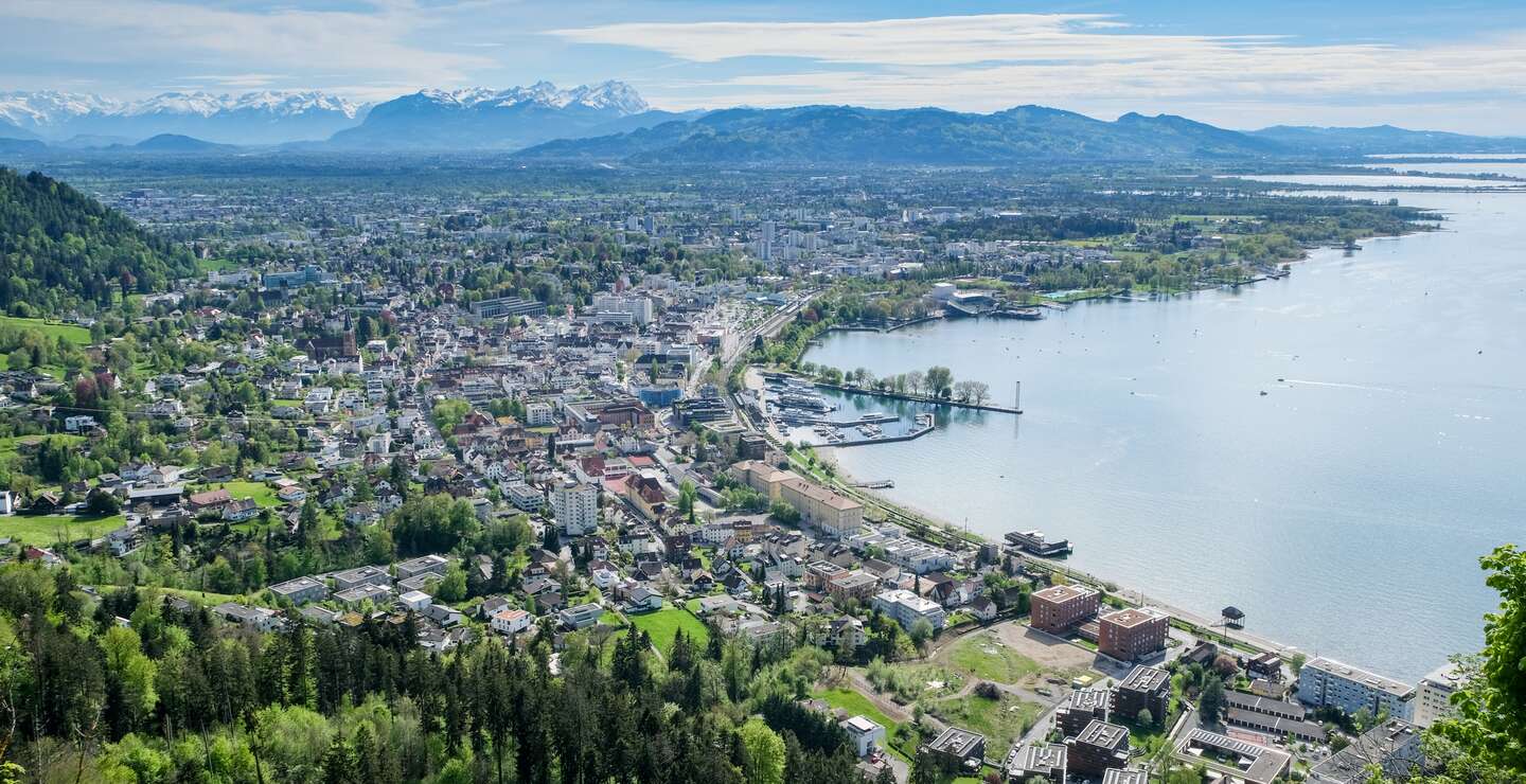 Panoramablick ueber den Bodensee mit Bregenz und das Rheintal, Vorarlberg | © gettyimages.com/ErichFend