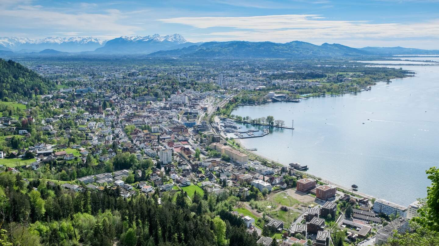 Panoramablick ueber den Bodensee mit Bregenz und das Rheintal, Vorarlberg | © gettyimages.com/ErichFend