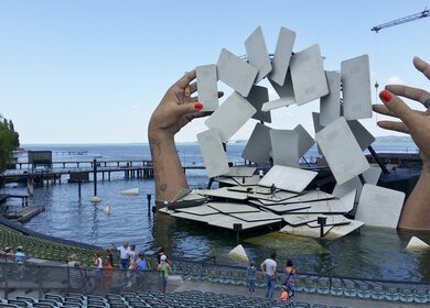 Die Seebuehne der Bregenzer Festspiele, auf der an Sommerabenden die Oper Carmen aufgefuehrt wird. | © Gettyimages.com/zenaphoto