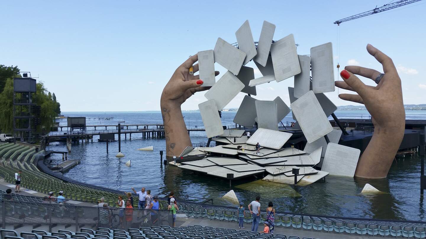 Die Seebuehne der Bregenzer Festspiele, auf der an Sommerabenden die Oper Carmen aufgefuehrt wird. | © Gettyimages.com/zenaphoto