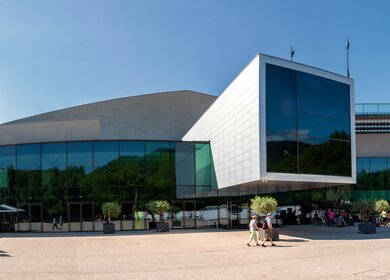 Panoramablick auf das Bregenzer Opernhaus, Österreich, die größte Bühne der Welt | © Gettyimages.com/FotoGablitz