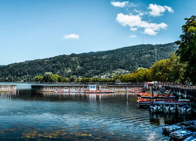Wasserfahrzeuge auf der Bodenseemole in Bregenz, Oesterreich | © Gettyimages.com/AleksandarGeorgiev