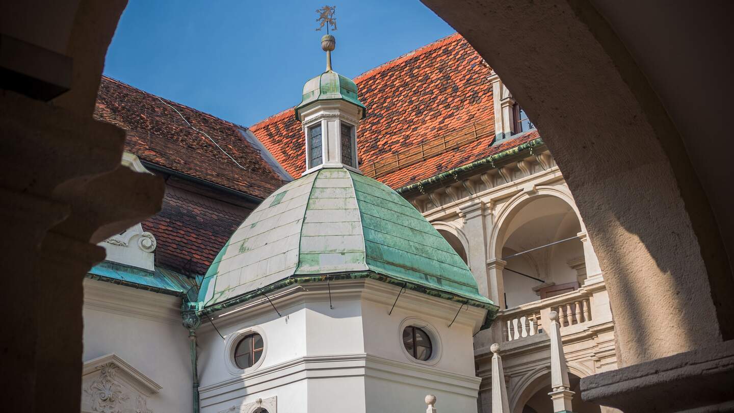 Blick durch eine Arkade im Landhaus Graz | © Gettyimages.com/Djete