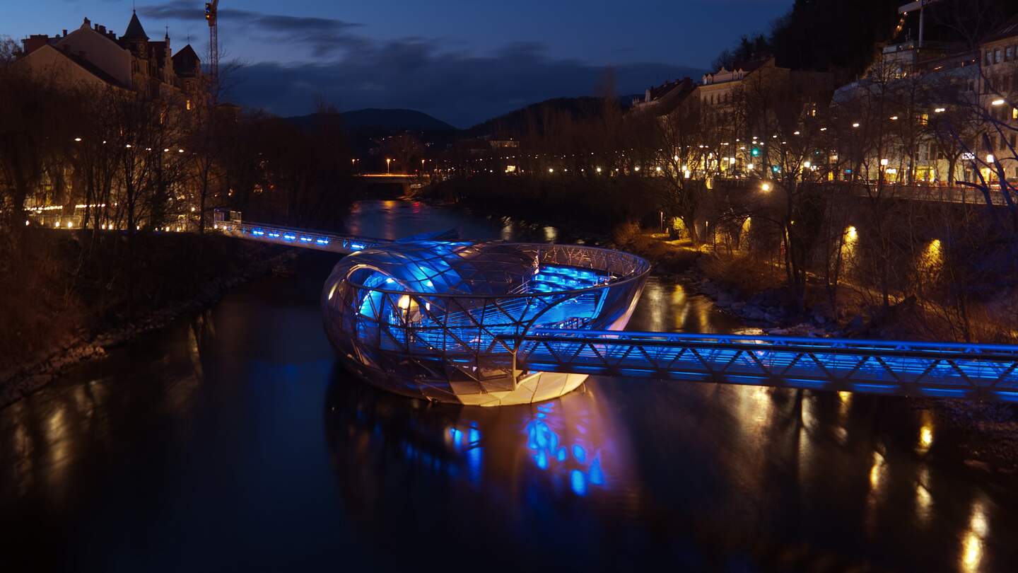 HDR-nightview der Insel in der Mur in Graz | © Gettyimages.com/BlackPixel