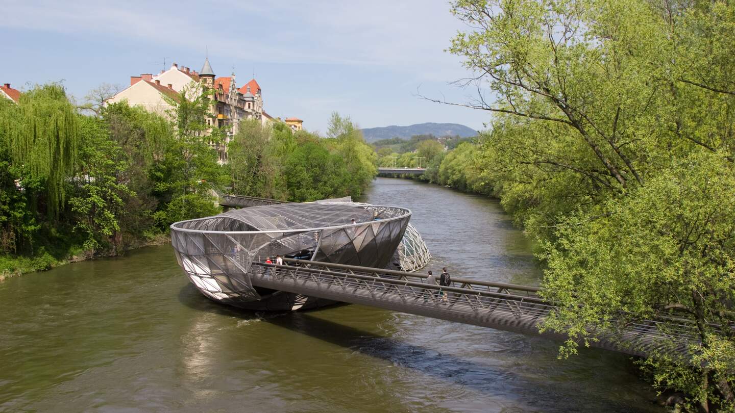 Blick auf die Musinsel bei Tag in Graz | © Gettyimages.com/NetMartin