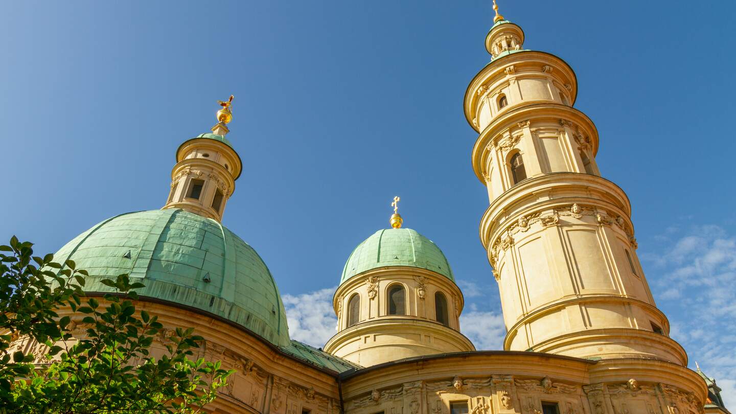 Mausoleum von Franz Ferdinand II. an einem sonnigen Tag mit blauem Himmel in Graz | © Gettyimages.com/TeamDAF