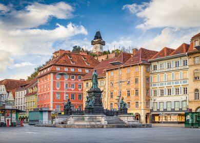Klassischer Blick auf die historische Stadt Graz mit Hauptplatz und beruehmtem Grazer Uhrturm | © Gettyimages.com/bluejayphoto