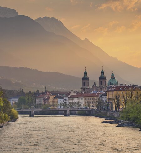Sonnenaufgang über Innsbruck Österreich | © Gettyimages.com/RudyBalasko