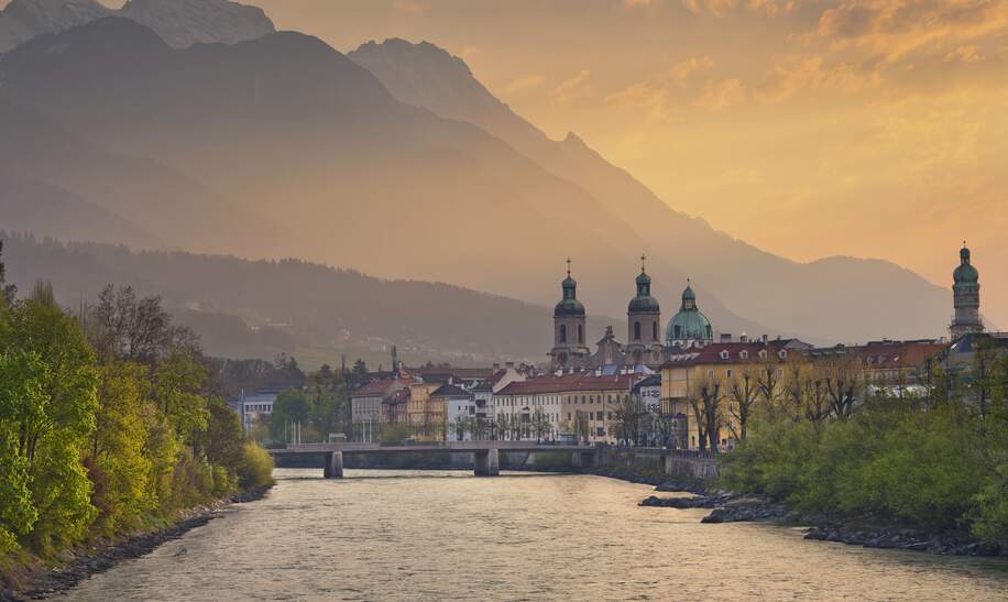 Sonnenaufgang über Innsbruck Österreich | © Gettyimages.com/RudyBalasko