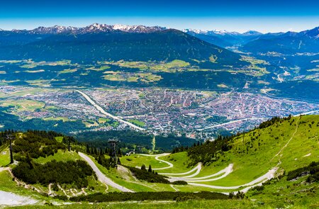 Panoramablick auf Innsbruck und Bergkette | © Gettyimages.com/LiptonCNX
